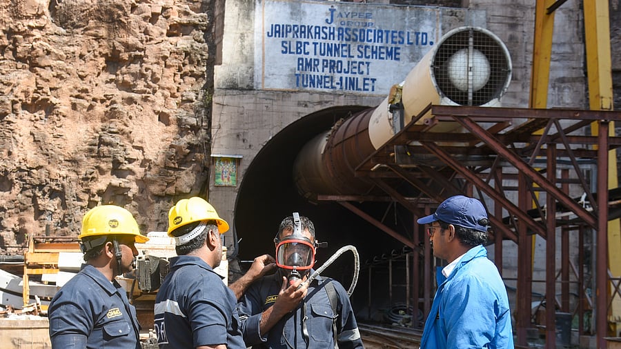 <div class="paragraphs"><p>Rescue team at the Srisailam Left Bank Canal (SLBC) project site where a portion of the tunnel collpased, in Nagarkurnool district.</p></div>