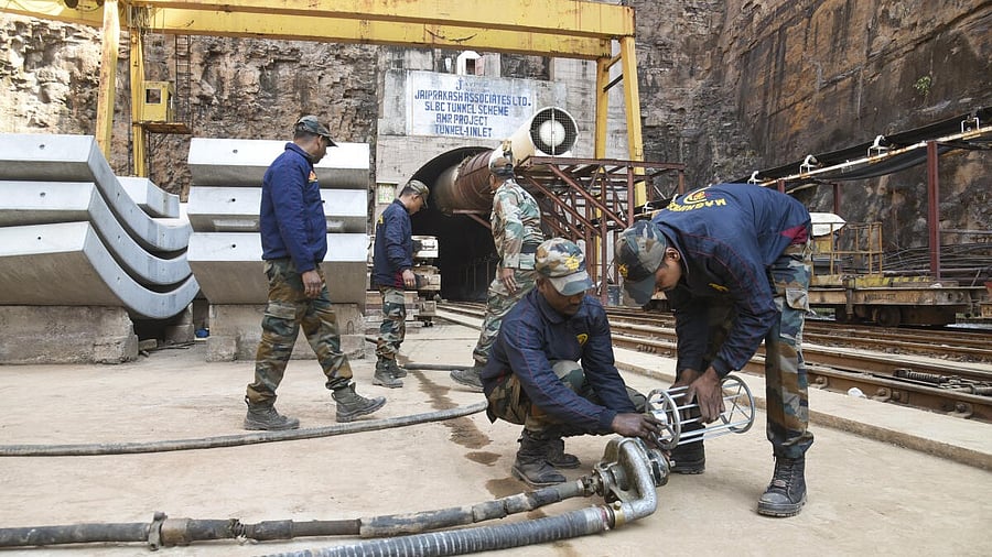 <div class="paragraphs"><p>Army team gear up for rescue work at the Srisailam Left Bank Canal (SLBC) project site where a portion of the tunnel collpased, in Nagarkurnool district</p></div>