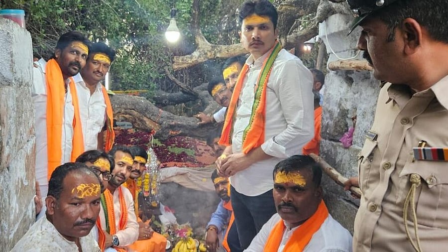 <div class="paragraphs"><p>Hindu leaders perform pooja at Raghava Chaitanya Shivalinga situated inside Ladle Mashak Dargah in Aland on the occasion of Maha Shivarathri in 2024</p></div>