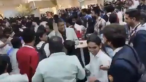 <div class="paragraphs"><p>People fight over plates of food at the Global Investor Summit in Madhya Pradesh.</p></div>