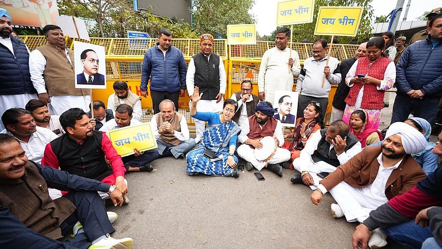 <div class="paragraphs"><p>AAP stages 'dharna' after suspended MLAs</p></div>