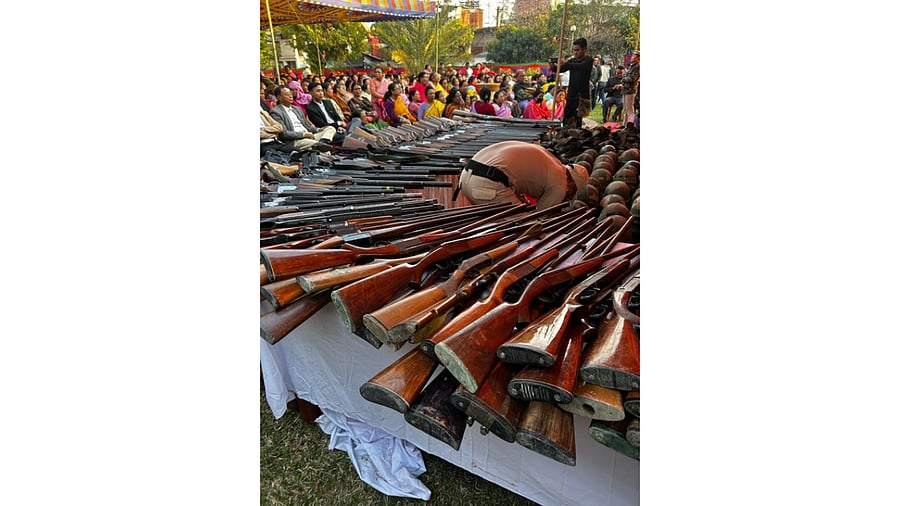 <div class="paragraphs"><p>Members of Arambai Tenggol came with the weapons in vehicles at the 1st Manipur Rifles camp in Imphal.</p></div>