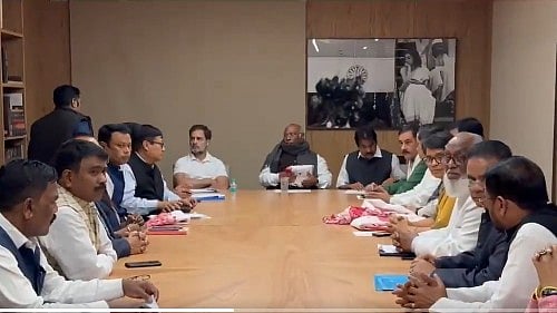 <div class="paragraphs"><p>Kharge meets&nbsp;Congress leaders from Assam to discuss strategy ahead of elections</p></div>