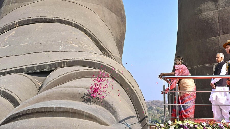 <div class="paragraphs"><p> President Droupadi Murmu pays tributes at the Statue of Unity in Kevadia, Gujarat.</p></div>