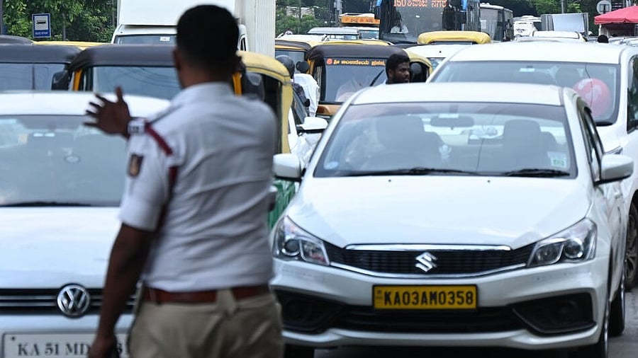 <div class="paragraphs"><p>Representative image of cop managing traffic </p></div>