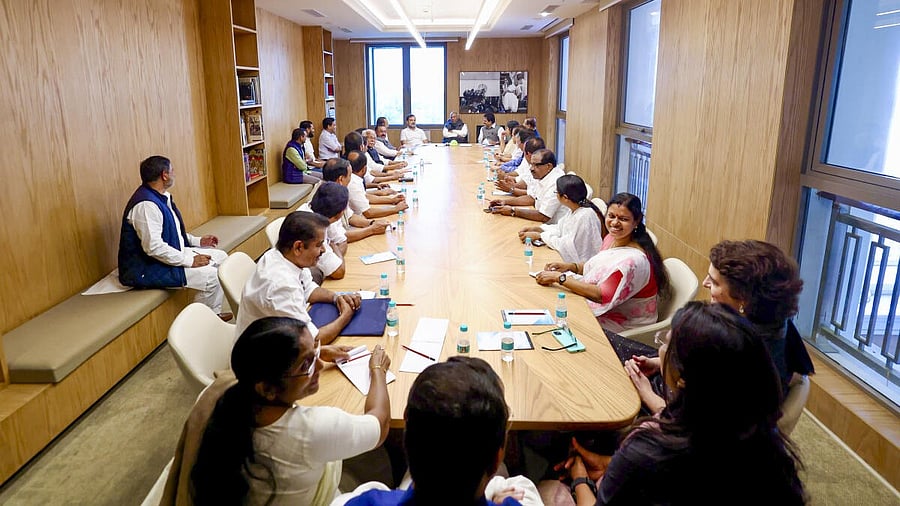 <div class="paragraphs"><p>Congress President Mallikarjun Kharge with LoP in the Lok Sabha and party leader Rahul Gandhi, party leaders KC Venugopal, Priyanka Gandhi Vadra, and others during a meeting with party leaders from Kerala, in New Delhi.</p></div>