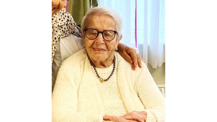 <div class="paragraphs"><p>Rose Girone</p></div>