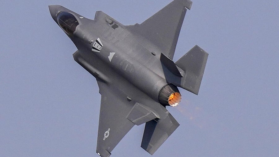 <div class="paragraphs"><p>Fighter aircraft F-35</p></div>