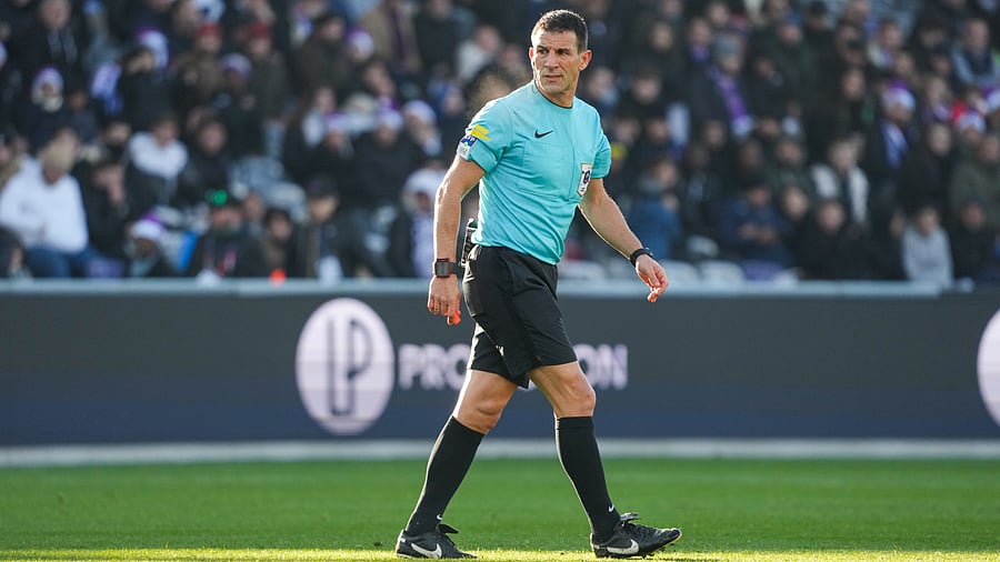 <div class="paragraphs"><p>French referee Jeremy Stinat</p></div>