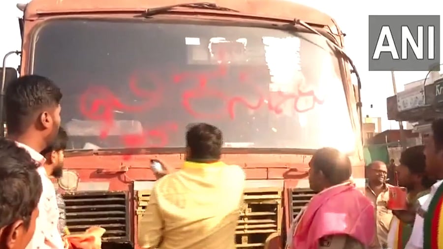 <div class="paragraphs"><p>Amid language row, pro-Kannada activists stop Maharashtra bus, write 'Jai Kannada' on it.&nbsp;</p></div>