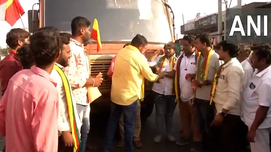 <div class="paragraphs"><p>Screengrab from a video showing the incident in Kalaburagi, Karnataka, Mar 1, 2025.</p></div>