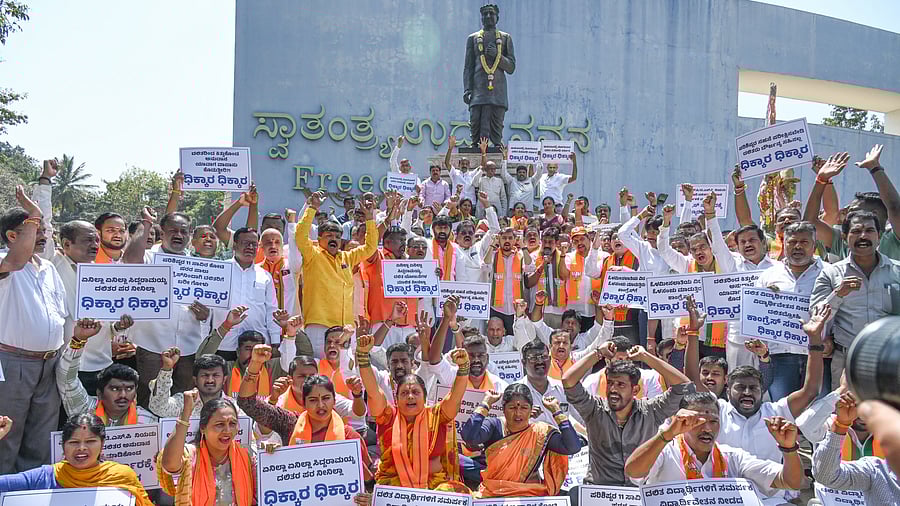 Members of the BJP stage a protest against the ‘diversion’ of funds under SCSP/TSP Act to guarantee schemes in Bengaluru. DH file photo