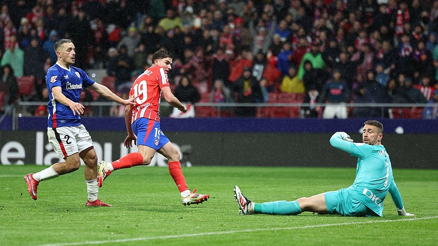 <div class="paragraphs"><p>Atletico Madrid's Julian Alvarez scores their goal past Athletic Bilbao's Unai Simon, March 1, 2025.</p></div>