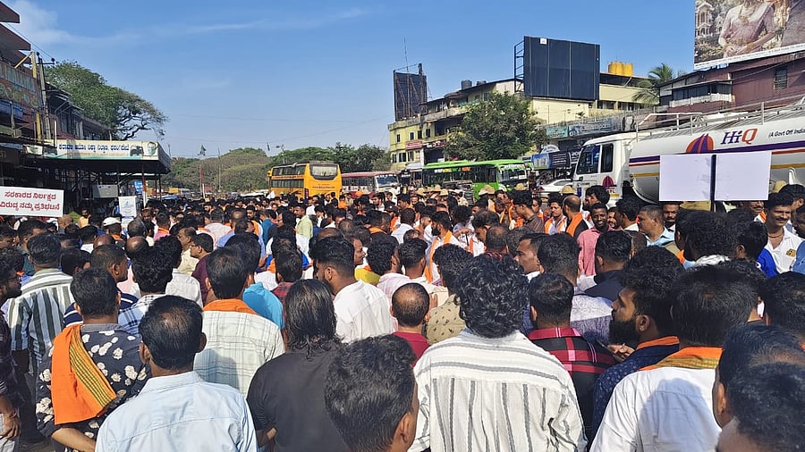 <div class="paragraphs"><p>Villagers, BJP workers gathered to stage protest at Farangipete.</p></div>