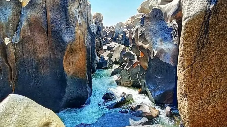 <div class="paragraphs"><p>The Kanhakund rock formation site.</p></div>
