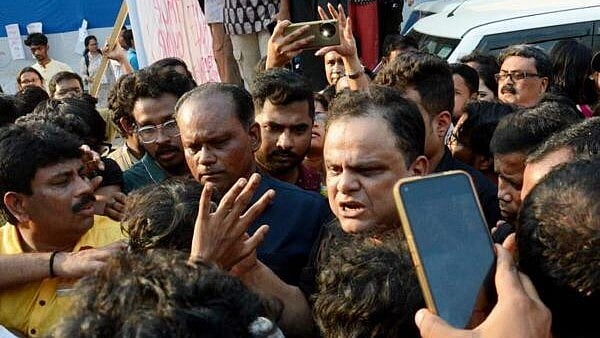<div class="paragraphs"><p>West Bengal Education Minister Bratya Basu, centre, speaks with Students' Federation of India (SFI) members at Jadavpur University campus, in Kolkata</p></div>