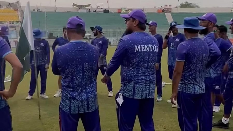 <div class="paragraphs"><p>Saqlain Mushtaq seen here with the Pakistan team</p></div>