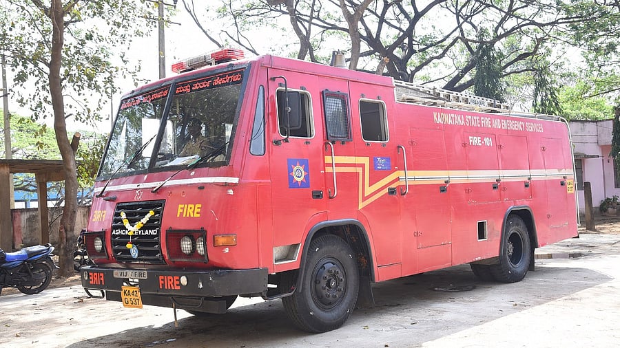 <div class="paragraphs"><p>Fire department vehicle</p></div>