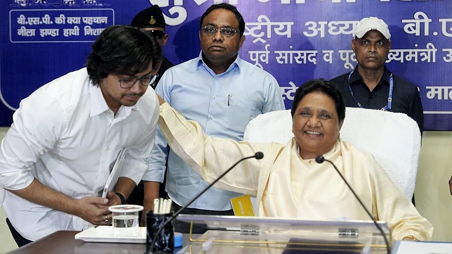 <div class="paragraphs"><p>BSP supremo Mayawati with her brother Anand Kumar and nephew Akash Anand</p></div>