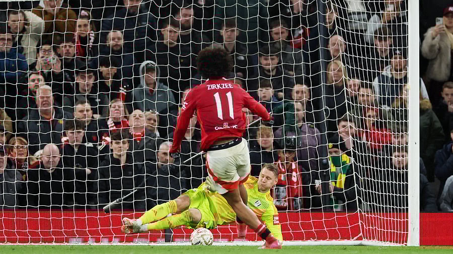 <div class="paragraphs"><p>Fulham's Bernd Leno saves from Manchester United's Joshua Zirkzee to win the penalty shoot-out.</p></div>