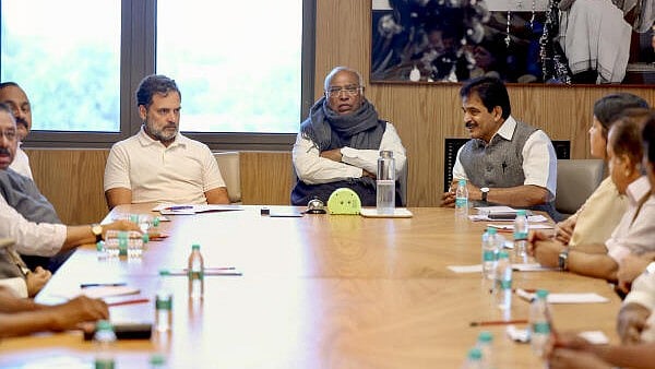 <div class="paragraphs"><p>Congress President Mallikarjun Kharge with LoP in the Lok Sabha and party leader Rahul Gandhi, party leader KC Venugopal and others during a meeting with party leaders from Kerala, in New Delhi.</p></div>