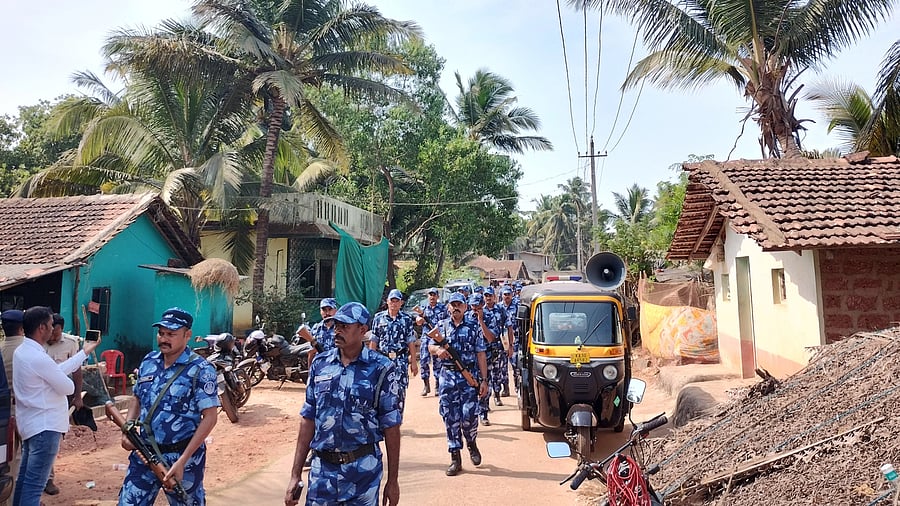 <div class="paragraphs"><p>Rapid Action Force personnel along with police during the route march in Keni. </p></div>