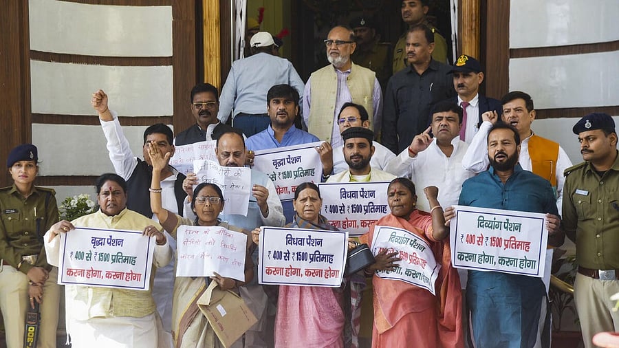 <div class="paragraphs"><p> RJD leader Rabri Devi with others stages a protest.</p></div>