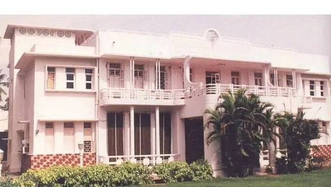 <div class="paragraphs"><p>A view of the bungalow</p></div>