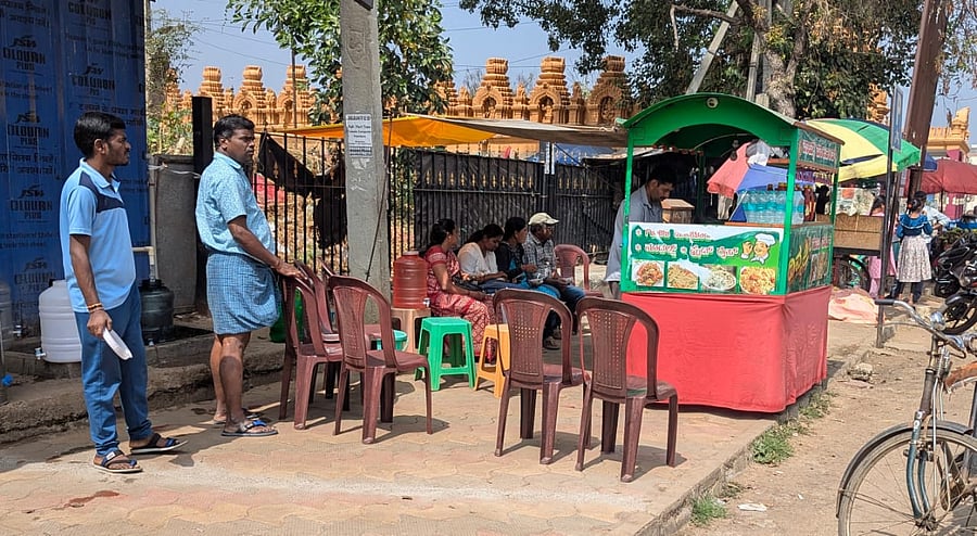 <div class="paragraphs"><p>Image showing roadside vendors.</p></div>