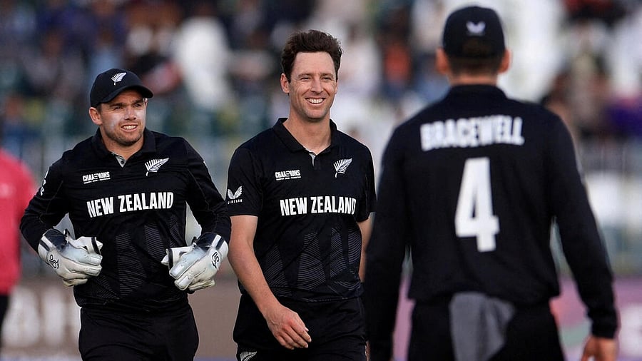 <div class="paragraphs"><p>New Zealand's Matt Henry celebrates with teammates</p></div>