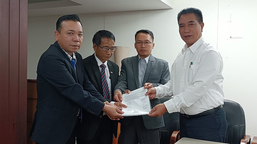 <div class="paragraphs"><p>Mizoram CM Lalduhoma with Myanmar's "rebel groups" in Aizawl, recently. </p></div>