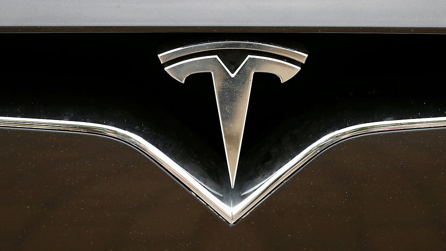 <div class="paragraphs"><p>Tesla logo</p></div>