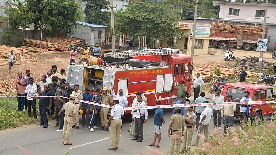 <div class="paragraphs"><p>Image showing a fire engine in Karnataka.</p></div>