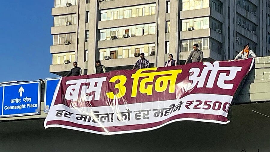 <div class="paragraphs"><p>AAP members put up a banner in protest over the BJP-led Delhi government's promise to roll out Rs 2,500 monthly financial assistance to women by the International Women's Day on March 8, at ITO in New Delhi, Wednesday, March 5, 2025.</p></div>