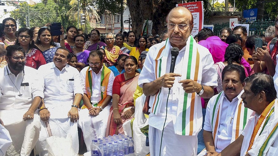 <div class="paragraphs"><p>IUML leader PK Kunhalikutty with other opposition leaders interacts with Accredited Social Health Activist (ASHA) workers during their protest against the state government demanding an increased honorarium and other benefits, in Thiruvananthapuram, Tuesday, March 4, 2025.</p></div>