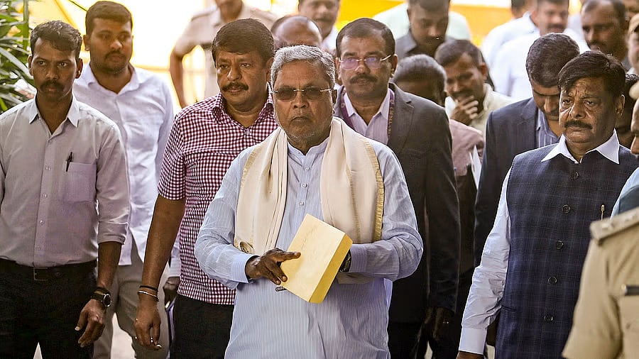 <div class="paragraphs"><p>Karnataka Chief Minister Siddaramaiah (C), cabinet minister H C Mahadevappa (R), and others.</p></div>