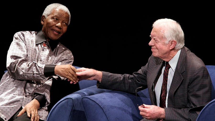 <div class="paragraphs"><p>Former President of South Africa Nelson Mandela (L).</p></div>
