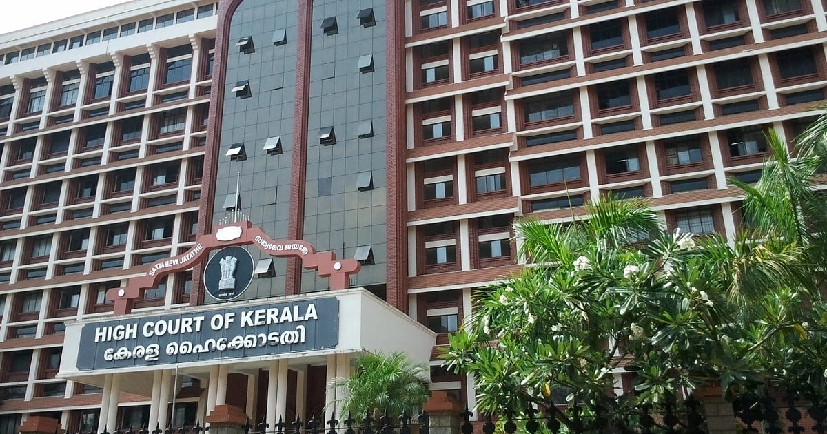 Advocates protest in Kerala High Court demand apology from judge for Advocates protest in Kerala High Court demand apology from judge for