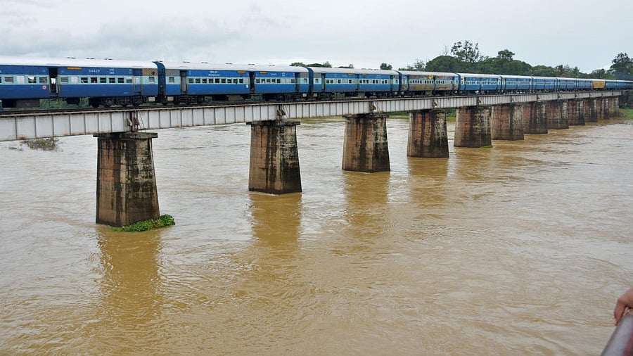 <div class="paragraphs"><p>Water level has increased in River Tunga in Shivamogga. </p></div>