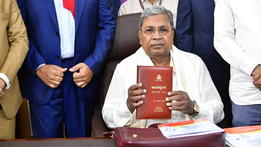<div class="paragraphs"><p>Karnataka Chief Minister Siddaramaiah displays Budget documents before leaving for Vidhan Soudha during the Budget session of state Assembly, in Bengaluru on Friday</p></div>