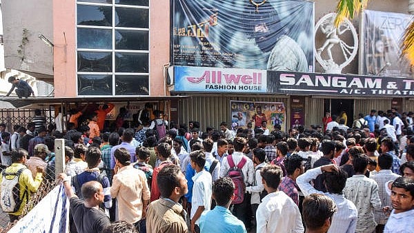 <div class="paragraphs"><p>Fans gathered in large numbers at Sangam theatre in Bengaluru</p></div>