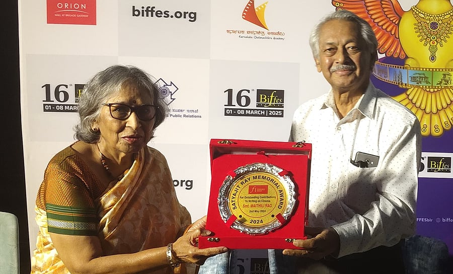 <div class="paragraphs"><p>Girish Kasaravalli presents the Satyajit Ray Memorial Award to Maithili Rao.</p></div>