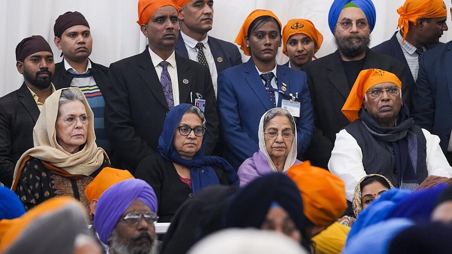 <div class="paragraphs"><p>Congress President Mallikarjun Kharge, right, and party leader Sonia Gandhi, left, with late prime minister Manmohan Singh's wife Gursharan Kaur and daughter Upinder Singh during ‘Shabad Kirtan and Antim Ardas’ at Gurdwara Rakab Ganj Sahib in his memory.</p></div>
