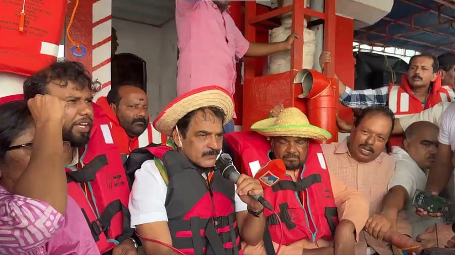 <div class="paragraphs"><p>Congress gen sec K C Venugopal led a protest at the high seas off the shore of Alappuzha against the Central Government's 'anti-fishermen agenda' of offshore mining.</p></div>