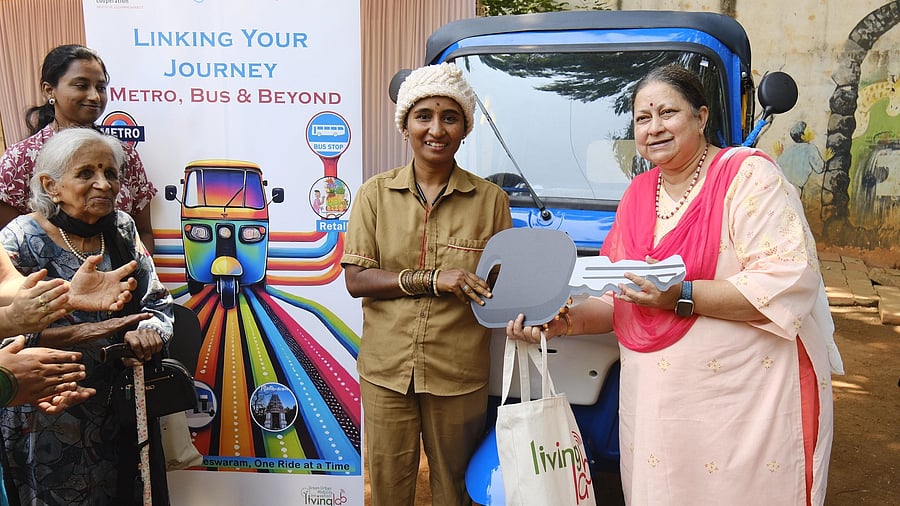 <div class="paragraphs"><p>Parameshwari K (left), one of the autorickshaw drivers, and Rekha Chari (right), president, Malleswaram Swabhimana Initiative. </p></div>