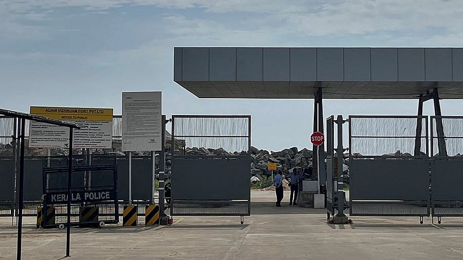 <div class="paragraphs"><p>Private security guards stand near an entrance of the proposed Vizhinjam Port.</p></div>
