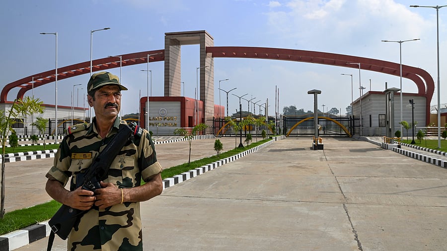 <div class="paragraphs"><p>A BSF jawan stands guard in front of Maitri Dwar at Petrapole border in West Bengal. (File photograph used for representational purposes only)</p></div>