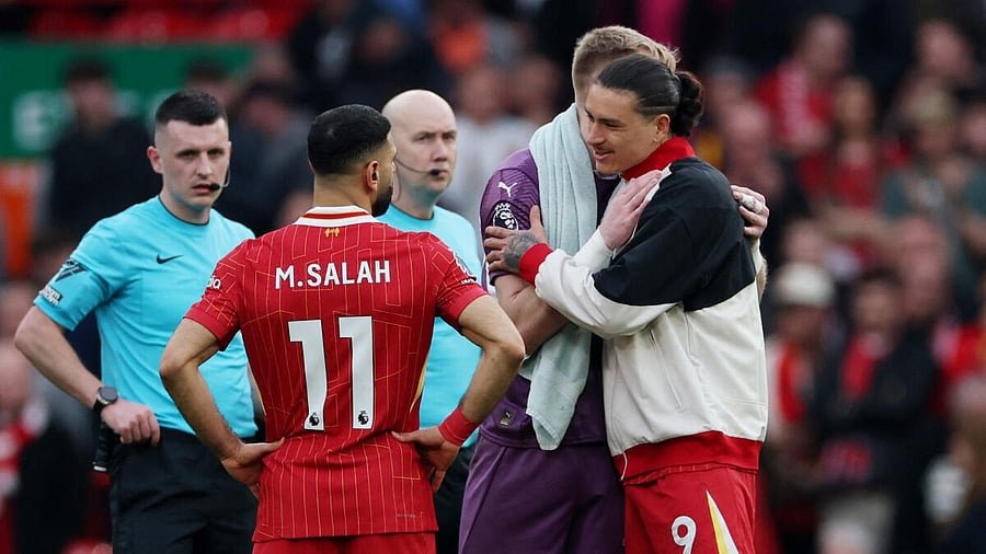 <div class="paragraphs"><p>Liverpool's Darwin Nunez and Mohamed Salah with Southampton's Aaron Ramsdale after the match.</p></div>