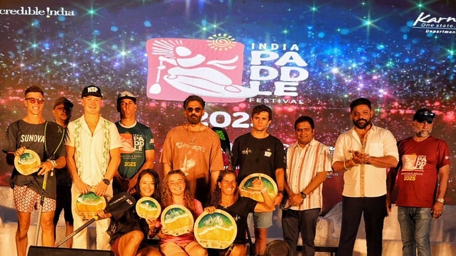 <div class="paragraphs"><p>Men's and Women's overall winners with Suniel Shetty and other dignitaries at the valedictory of India Paddle Festival at Sasihithlu beach.</p></div>
