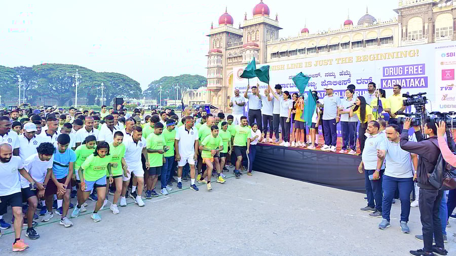 <div class="paragraphs"><p>Mysuru DC G Lakshmikanth Reddy, Southern Range DIG Borelingaiah, Mysore City Police Commissioner Seema Latkar, SP Vishnuvardhan flag off 'Karnataka Police run-2025' infront of Mysuru Palace on Sunday morning.</p></div>
